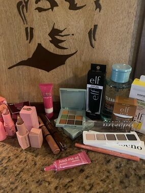 Women Makeup Essentials Set in Pink & Teal